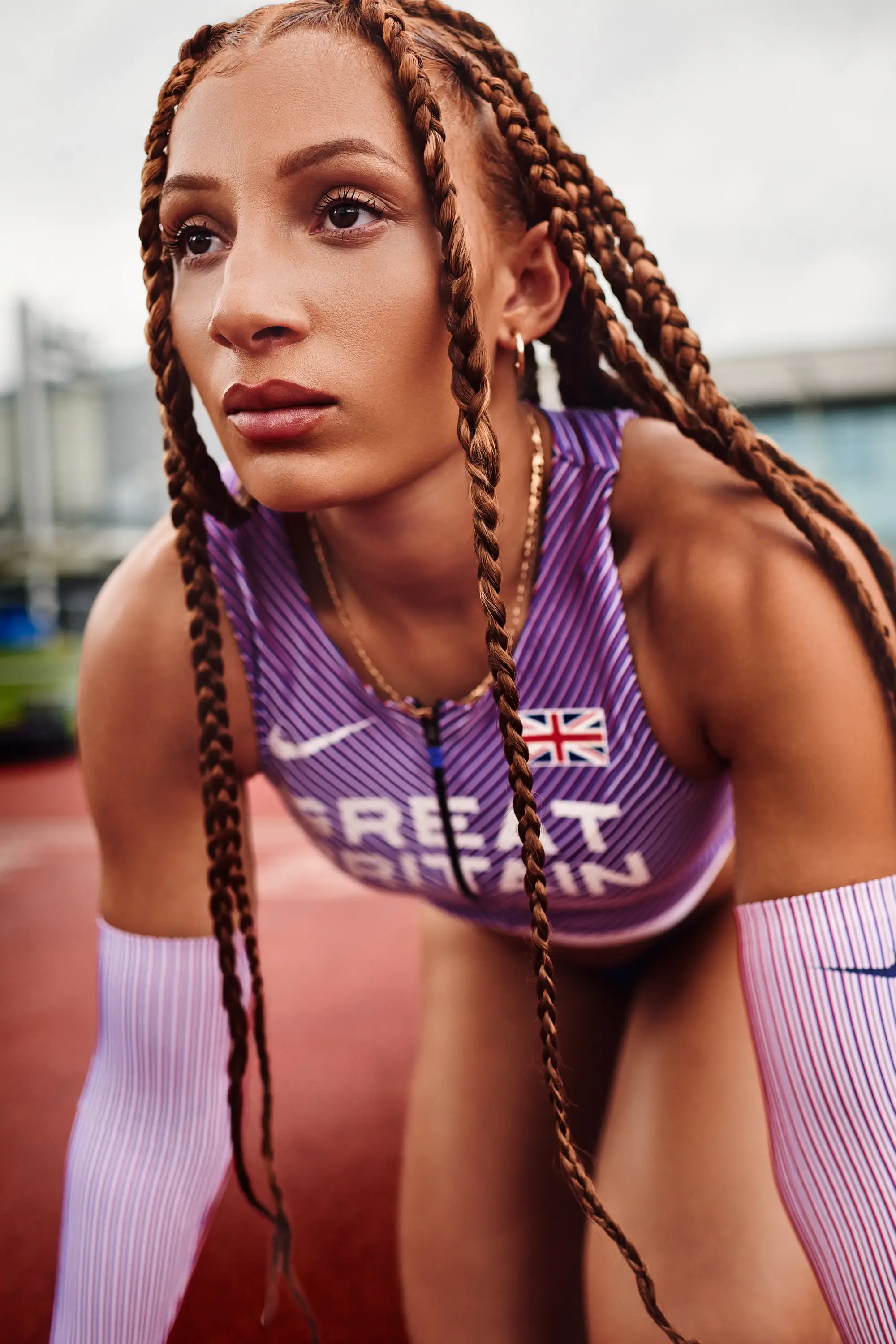 athlète en position de départ sur une piste d'athlétisme, expression concentrée, photographie de performance athlétique à Londres