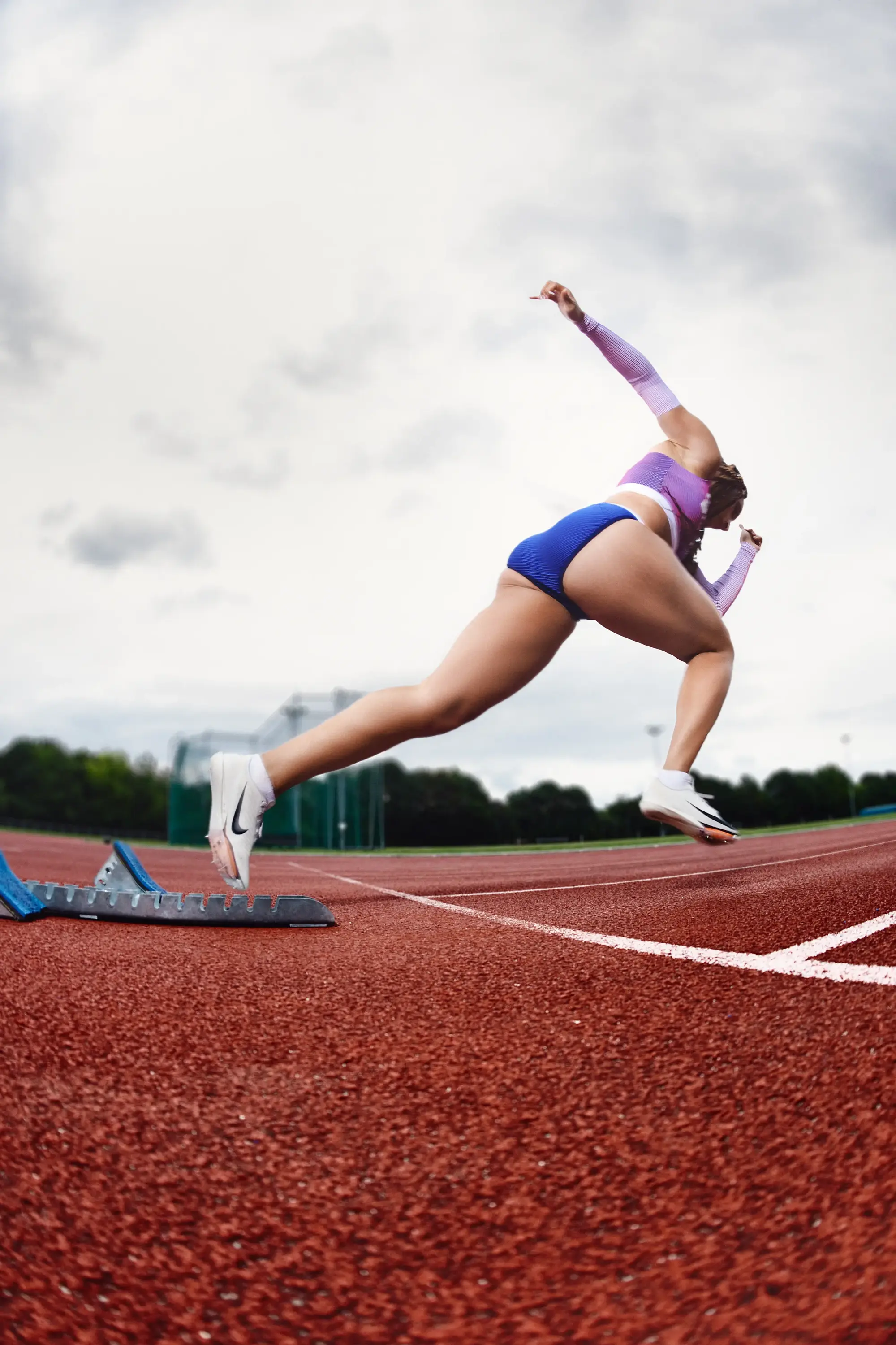 athlète franchissant une haie sur une piste d'athlétisme avec flou de mouvement, action dynamique, photographie sportive à Londres
